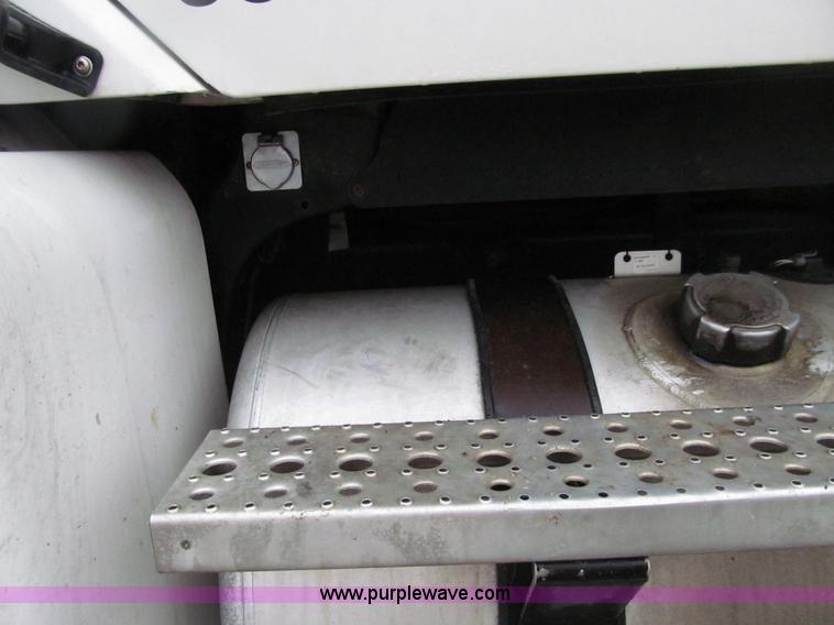 image for item E4621 2007 Freightliner Columbia 120ST semi truck