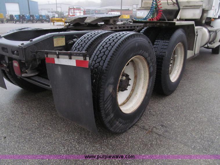 image for item E4621 2007 Freightliner Columbia 120ST semi truck