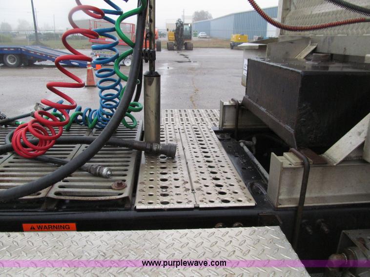 image for item E4621 2007 Freightliner Columbia 120ST semi truck