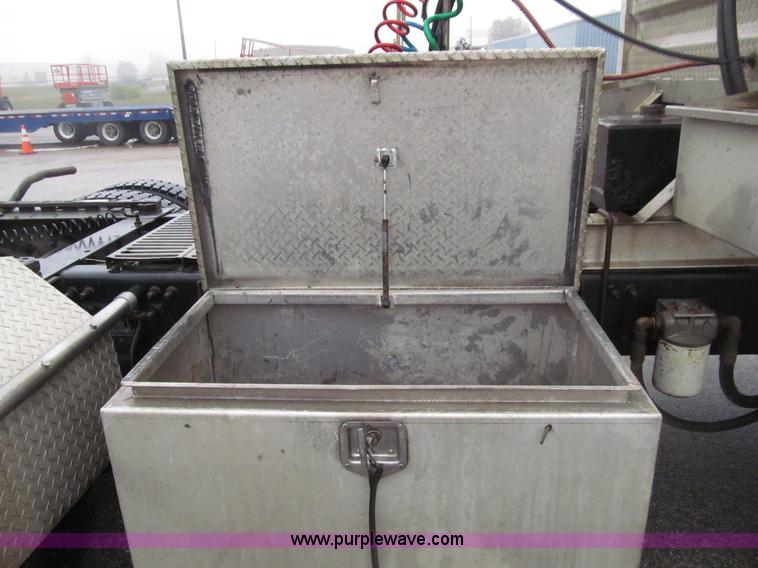 image for item E4621 2007 Freightliner Columbia 120ST semi truck