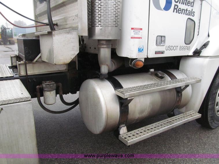 image for item E4621 2007 Freightliner Columbia 120ST semi truck