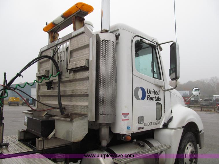 image for item E4621 2007 Freightliner Columbia 120ST semi truck