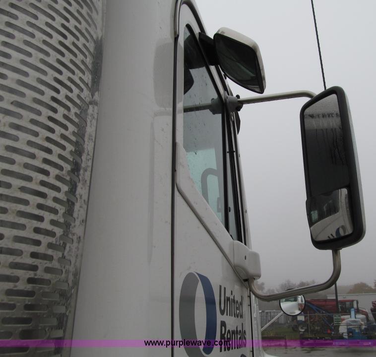 image for item E4621 2007 Freightliner Columbia 120ST semi truck