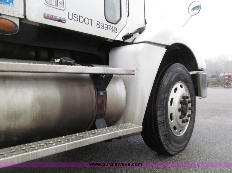 image for item E4621 2007 Freightliner Columbia 120ST semi truck