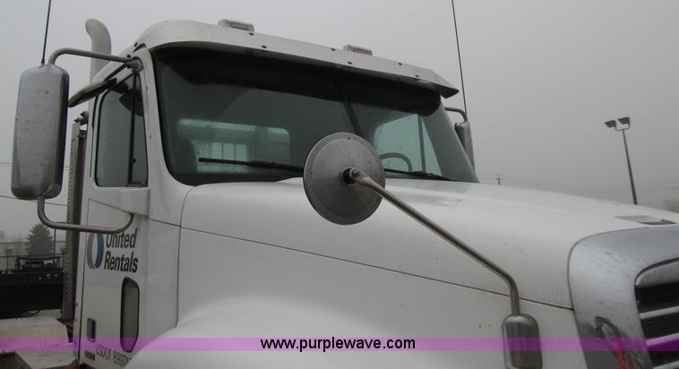 image for item E4621 2007 Freightliner Columbia 120ST semi truck