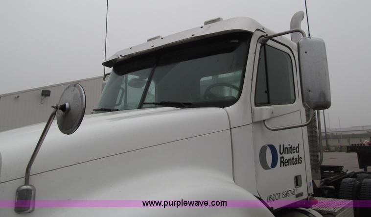 image for item E4621 2007 Freightliner Columbia 120ST semi truck