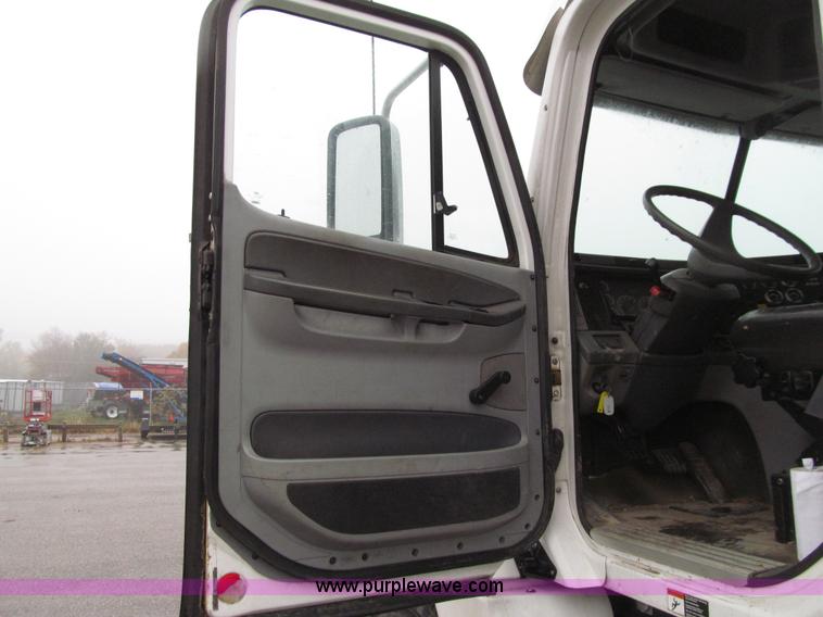 image for item E4621 2007 Freightliner Columbia 120ST semi truck