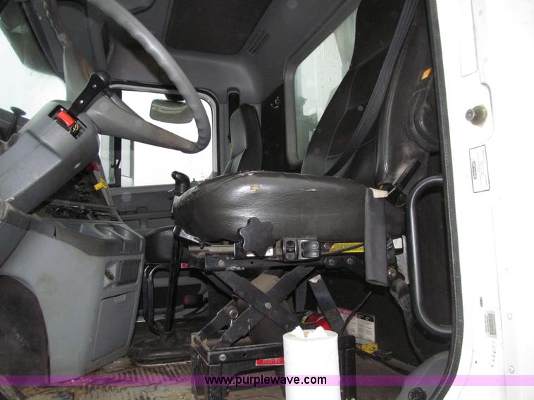 image for item E4621 2007 Freightliner Columbia 120ST semi truck