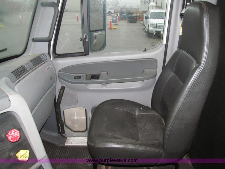 image for item E4621 2007 Freightliner Columbia 120ST semi truck