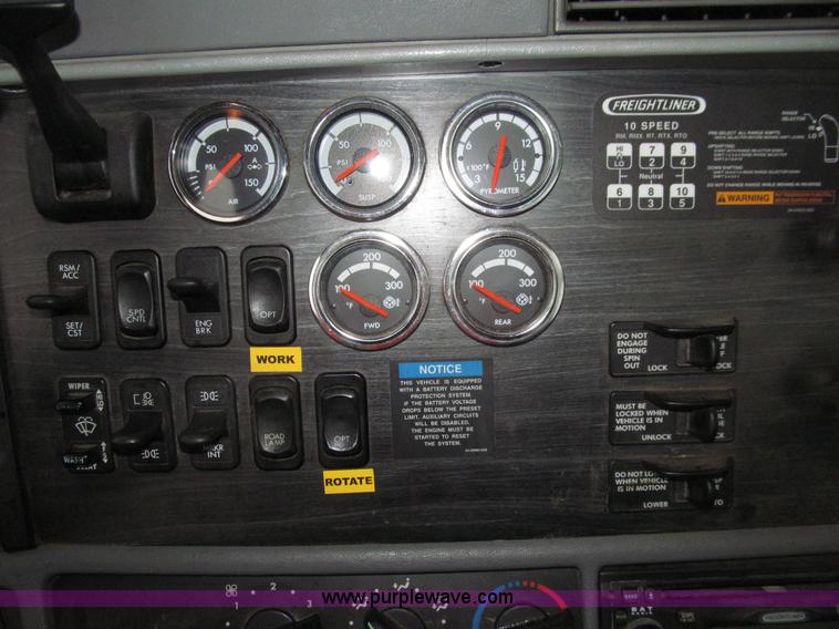 image for item E4621 2007 Freightliner Columbia 120ST semi truck