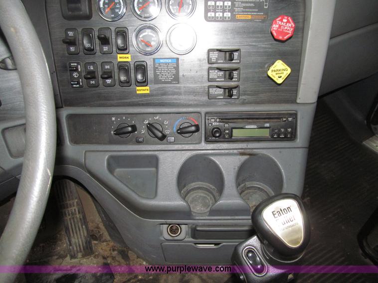 image for item E4621 2007 Freightliner Columbia 120ST semi truck