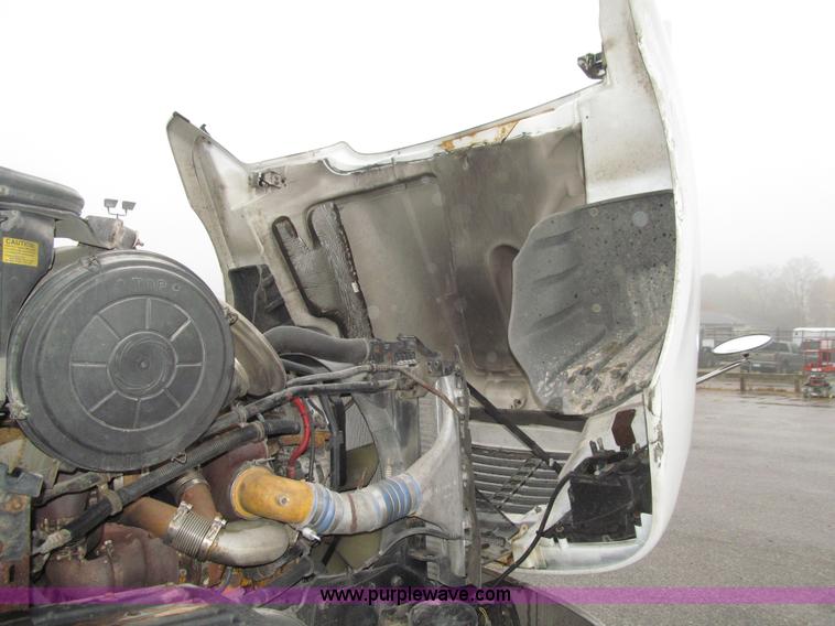 image for item E4621 2007 Freightliner Columbia 120ST semi truck