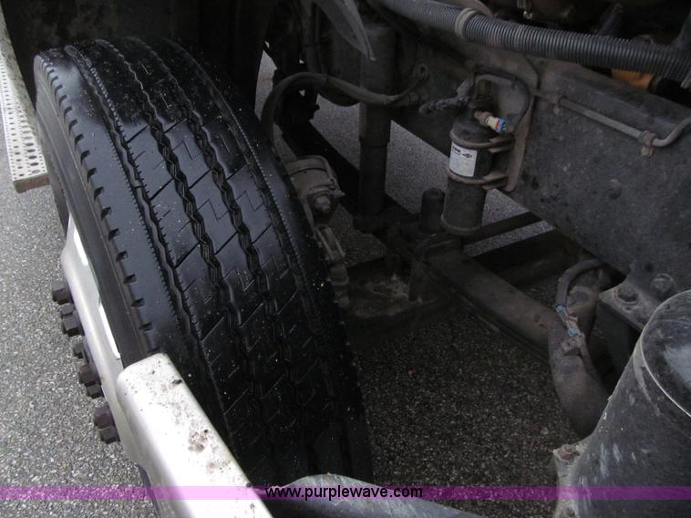 image for item E4621 2007 Freightliner Columbia 120ST semi truck