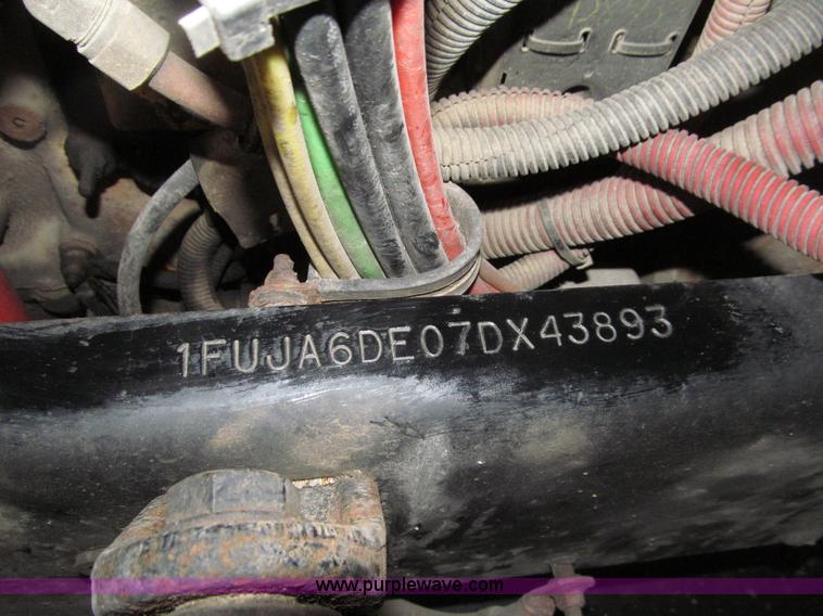 image for item E4621 2007 Freightliner Columbia 120ST semi truck