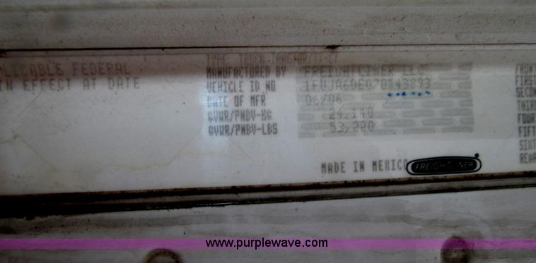 image for item E4621 2007 Freightliner Columbia 120ST semi truck