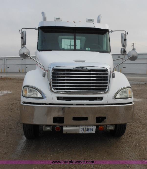 image for item E7434 2005 Freightliner Columbia semi truck
