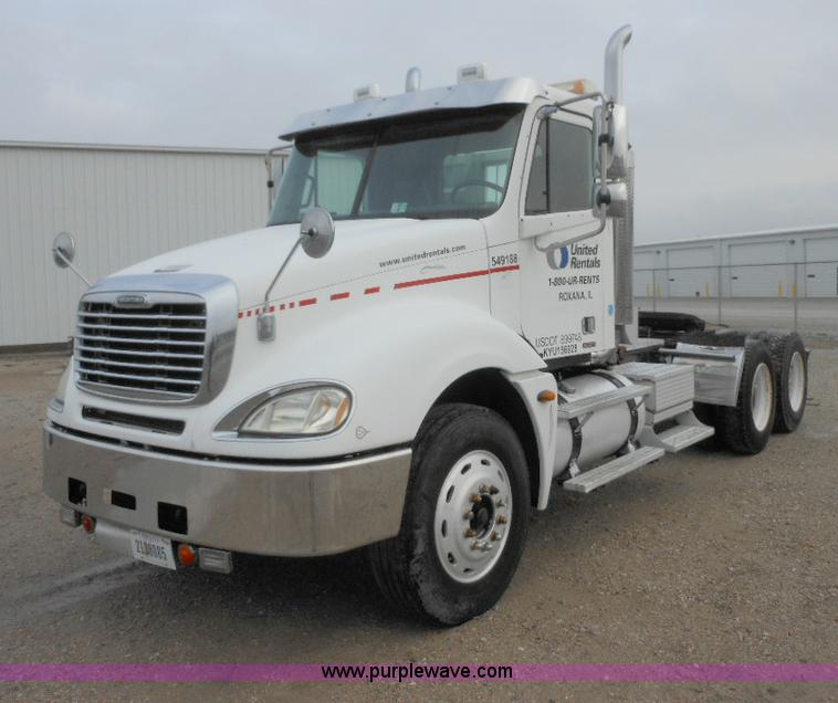 image for item E7434 2005 Freightliner Columbia semi truck