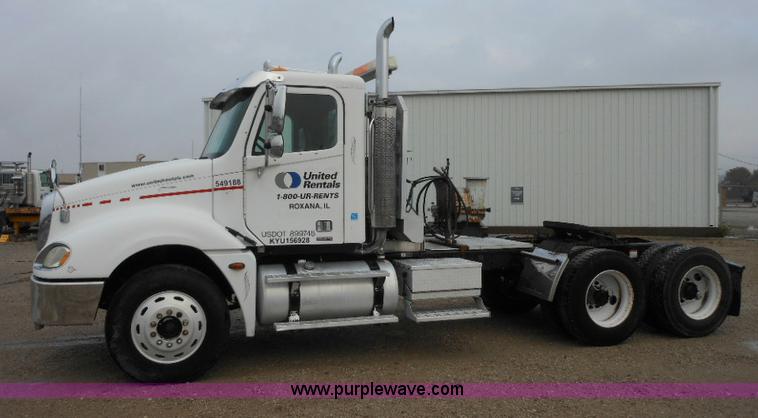 image for item E7434 2005 Freightliner Columbia semi truck