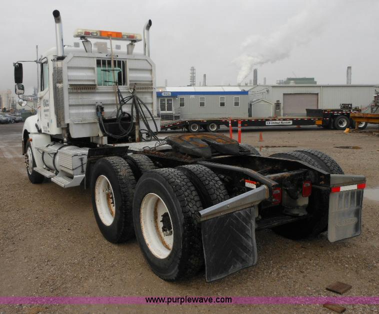 image for item E7434 2005 Freightliner Columbia semi truck