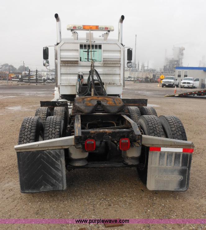 image for item E7434 2005 Freightliner Columbia semi truck