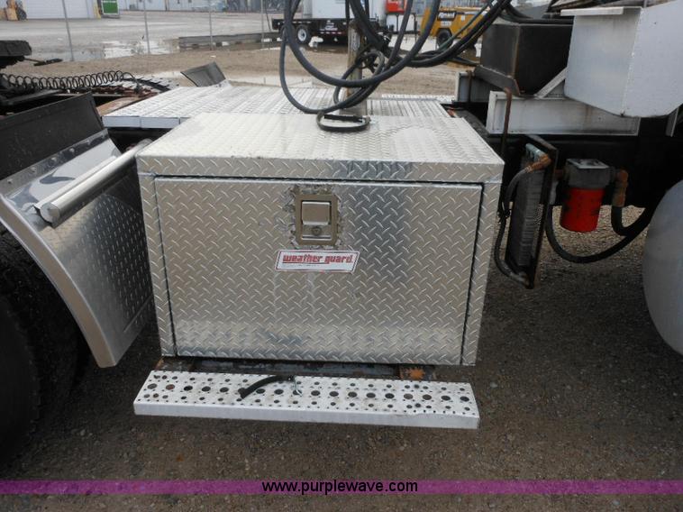 image for item E7434 2005 Freightliner Columbia semi truck