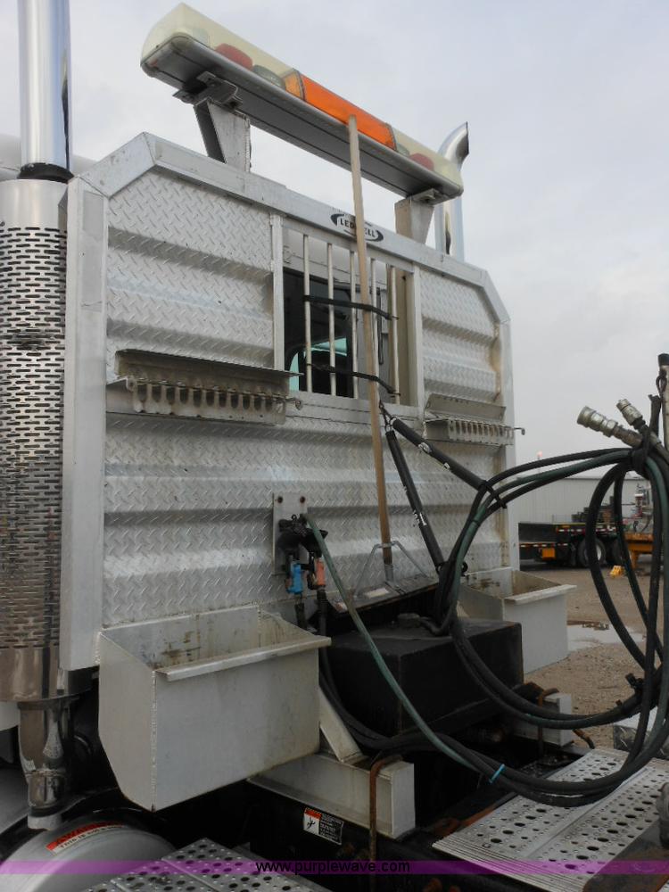 image for item E7434 2005 Freightliner Columbia semi truck