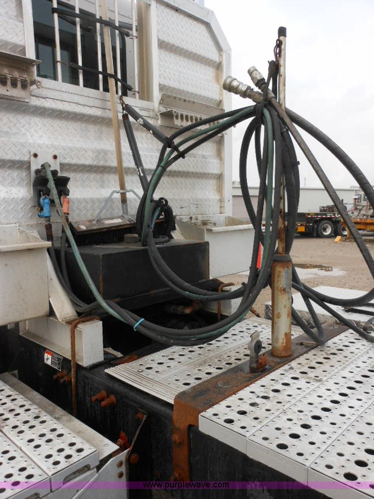 image for item E7434 2005 Freightliner Columbia semi truck