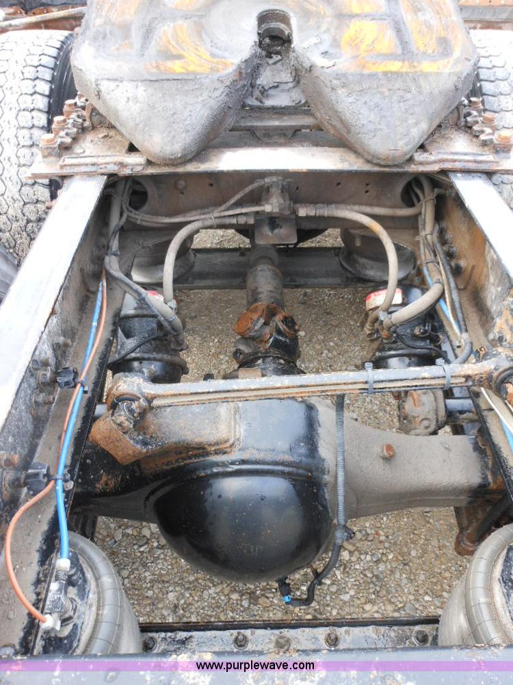 image for item E7434 2005 Freightliner Columbia semi truck