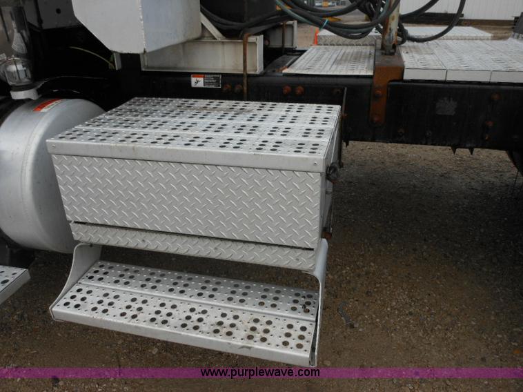 image for item E7434 2005 Freightliner Columbia semi truck