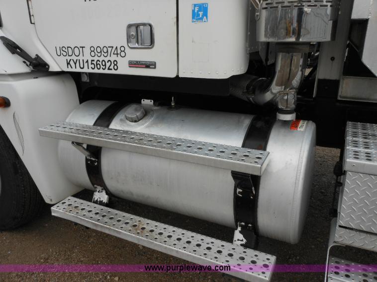 image for item E7434 2005 Freightliner Columbia semi truck