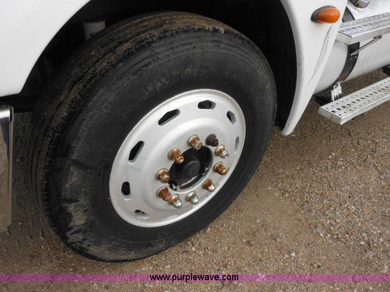 image for item E7434 2005 Freightliner Columbia semi truck