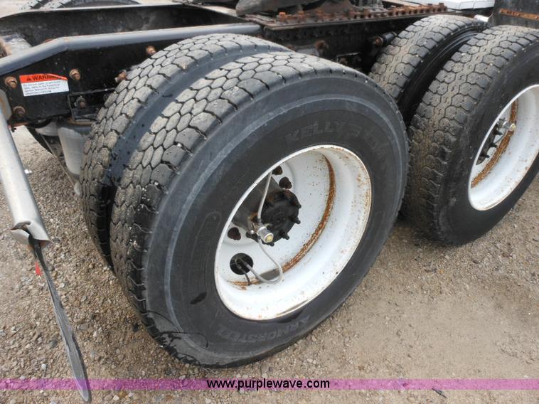 image for item E7434 2005 Freightliner Columbia semi truck