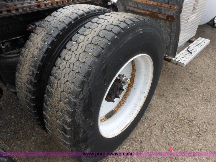 image for item E7434 2005 Freightliner Columbia semi truck