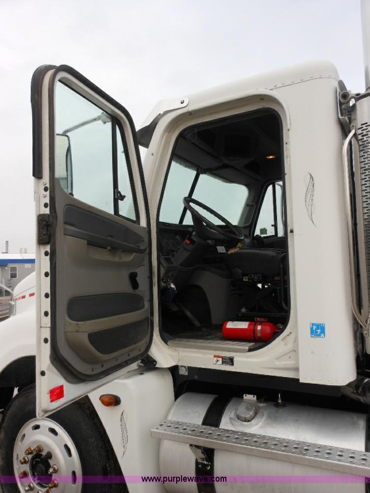 image for item E7434 2005 Freightliner Columbia semi truck