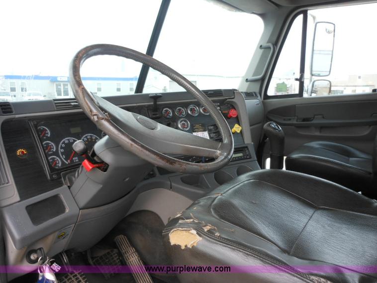 image for item E7434 2005 Freightliner Columbia semi truck