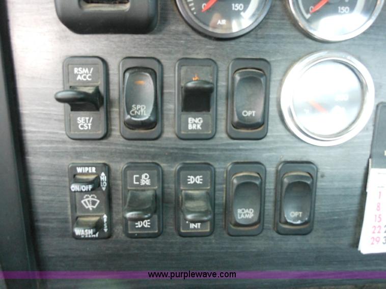 image for item E7434 2005 Freightliner Columbia semi truck