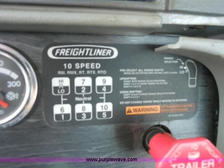 image for item E7434 2005 Freightliner Columbia semi truck