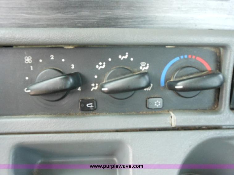 image for item E7434 2005 Freightliner Columbia semi truck