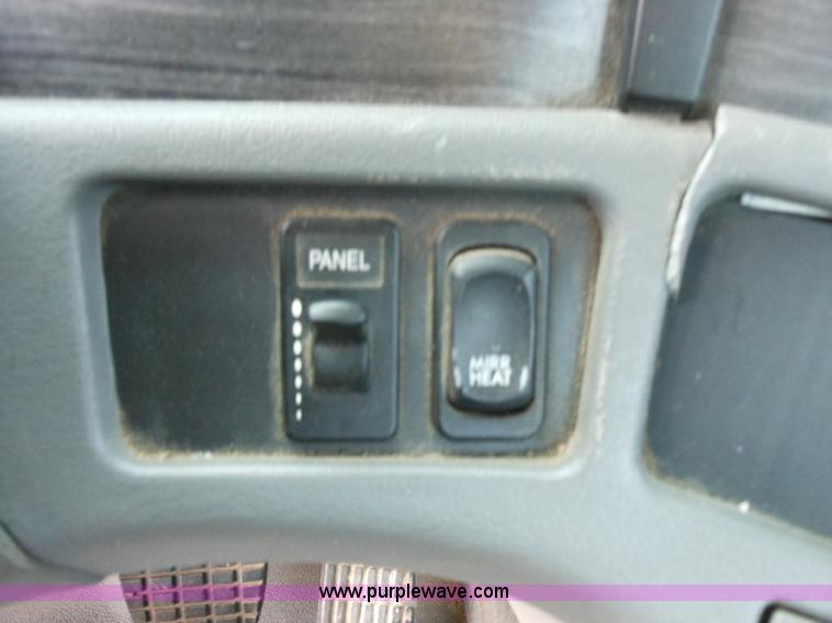 image for item E7434 2005 Freightliner Columbia semi truck