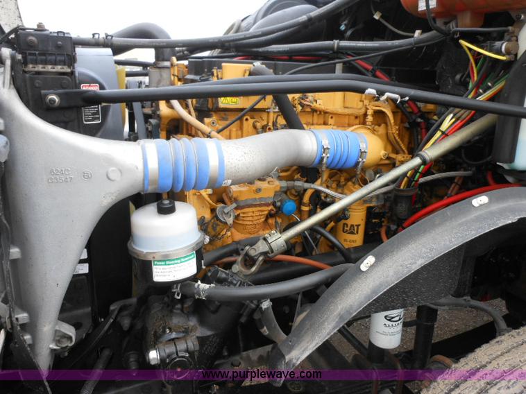 image for item E7434 2005 Freightliner Columbia semi truck