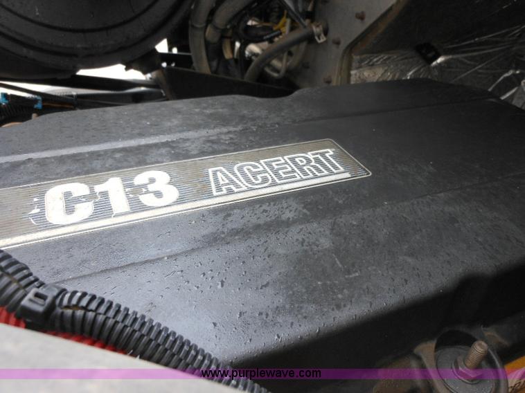 image for item E7434 2005 Freightliner Columbia semi truck