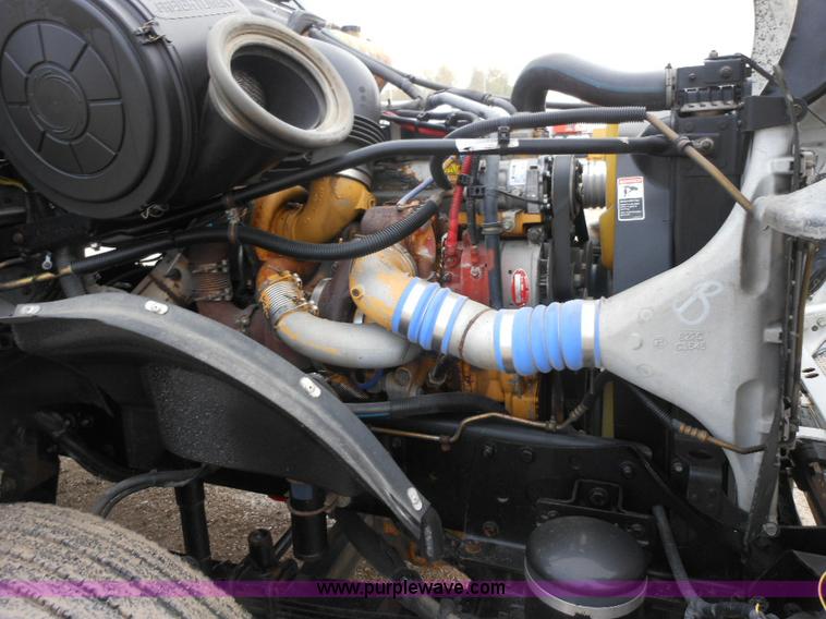 image for item E7434 2005 Freightliner Columbia semi truck