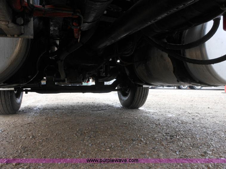 image for item E7434 2005 Freightliner Columbia semi truck