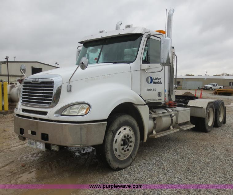 image for item F8009 2007 Freightliner Columbia semi truck
