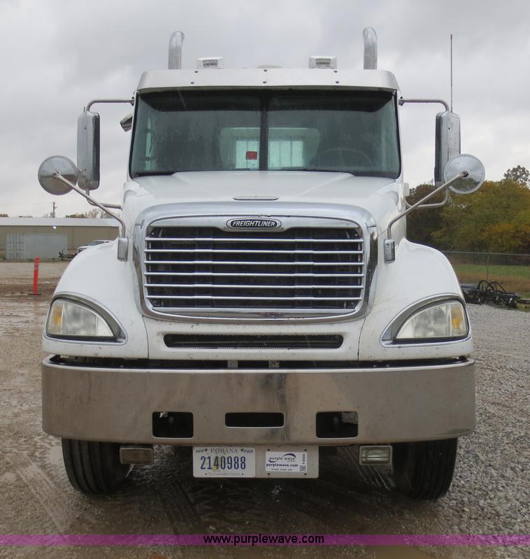 image for item F8009 2007 Freightliner Columbia semi truck
