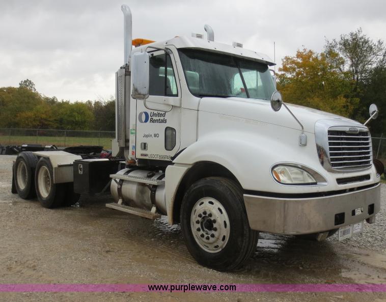 image for item F8009 2007 Freightliner Columbia semi truck