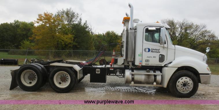 image for item F8009 2007 Freightliner Columbia semi truck