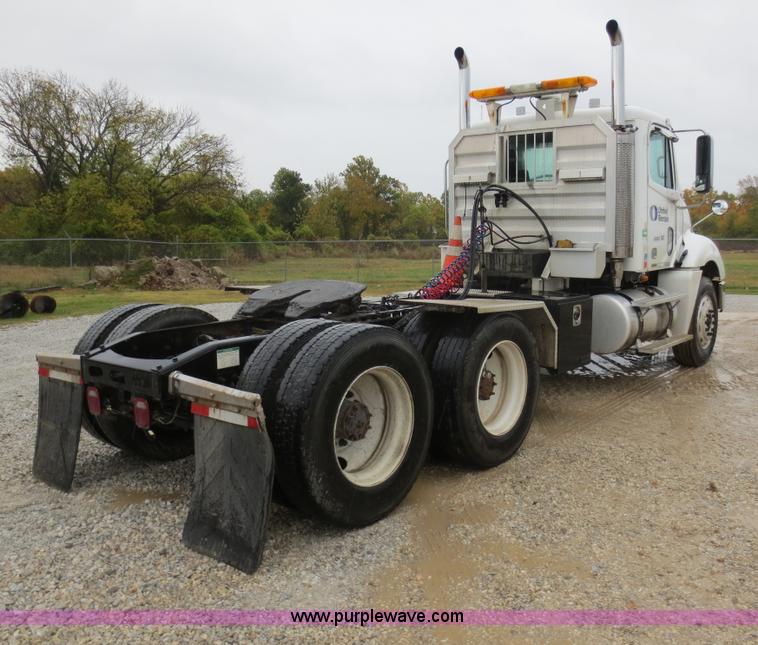 image for item F8009 2007 Freightliner Columbia semi truck