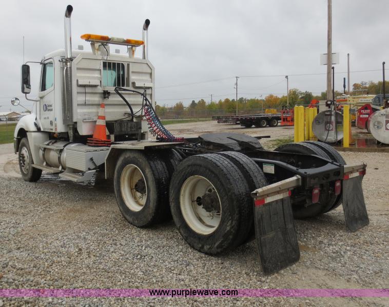 image for item F8009 2007 Freightliner Columbia semi truck