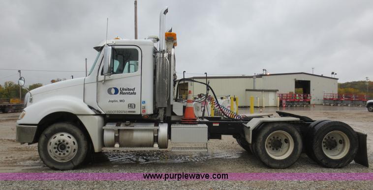 image for item F8009 2007 Freightliner Columbia semi truck